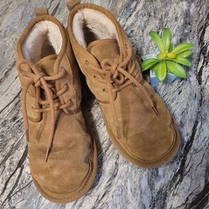 Uggs brown boots. Sz 5